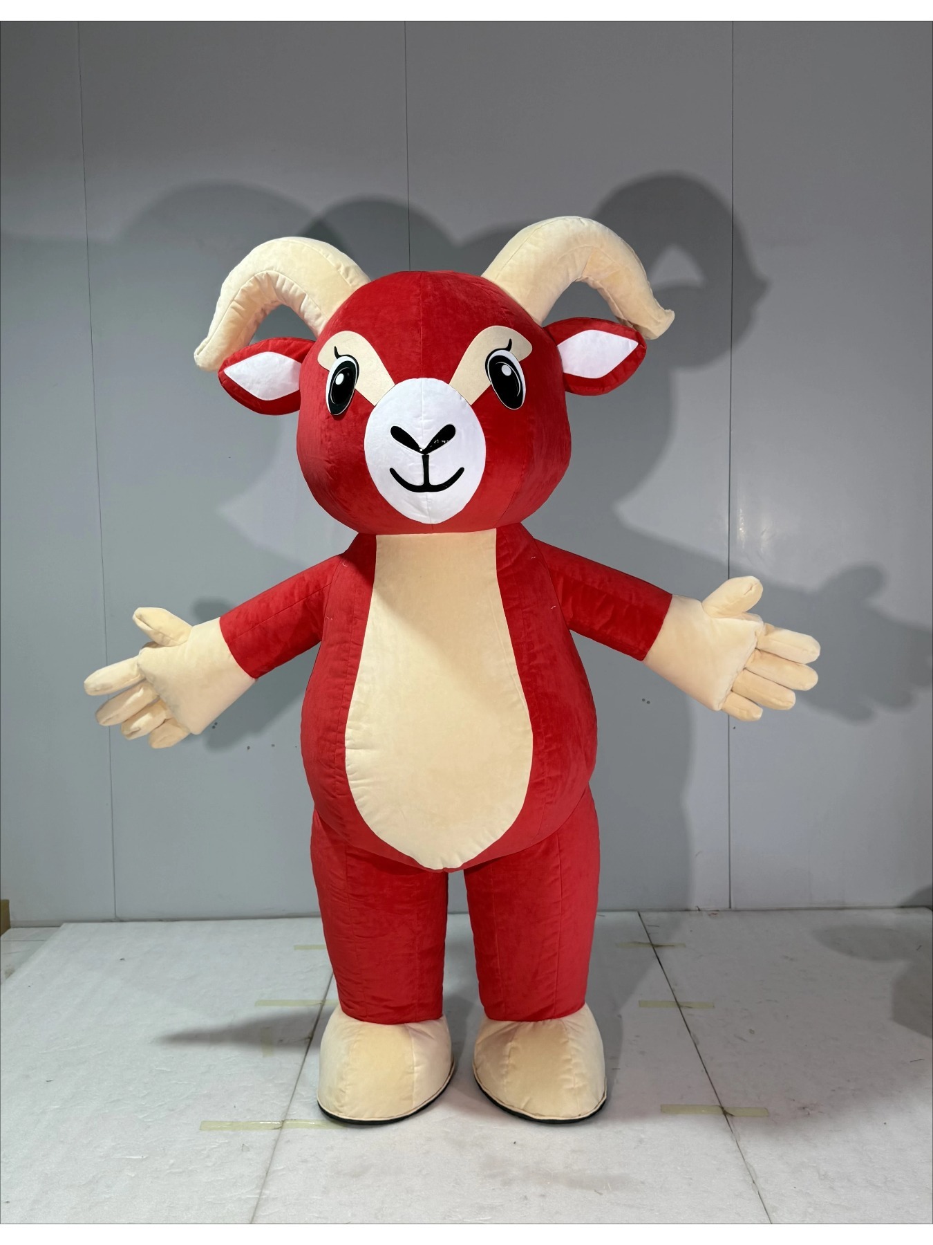 空気で膨らませるタイプの赤いヤギの着ぐるみ。大人用。漫画のキ - Suits のレビューと価格